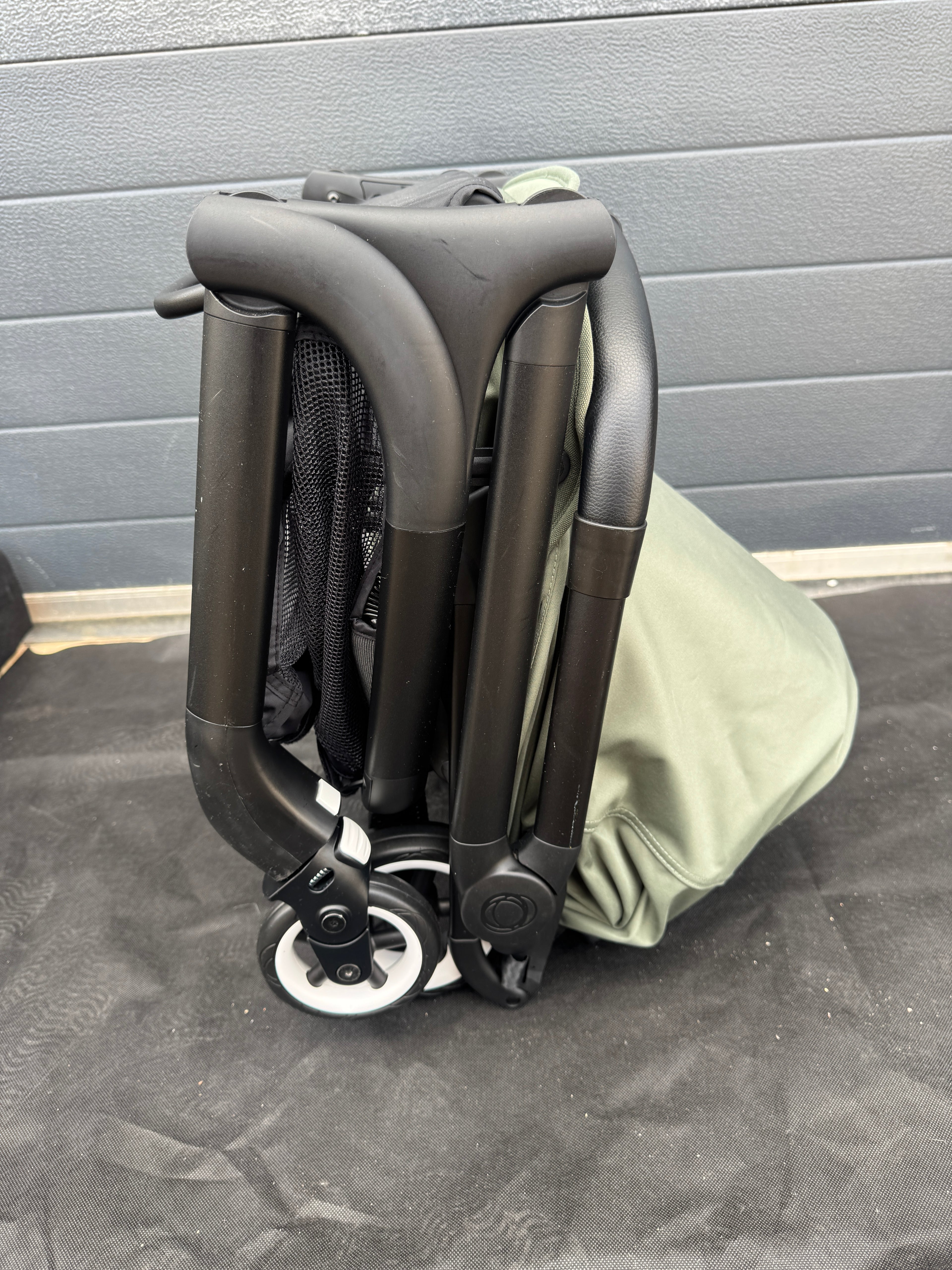 Bugaboo Butterfly forest green certified refurbished — front view | Buggy Pitstop