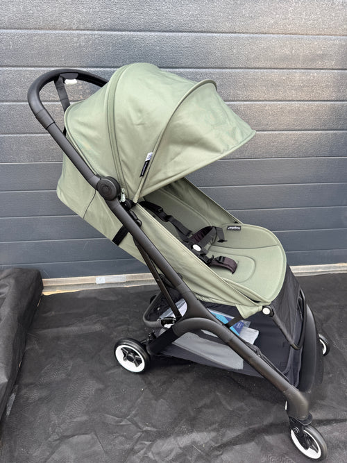Bugaboo Butterfly forest green certified refurbished — folded | Buggy Pitstop